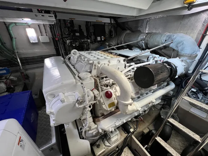  Yacht Photos Pics Engrin Room (facing forward & port)