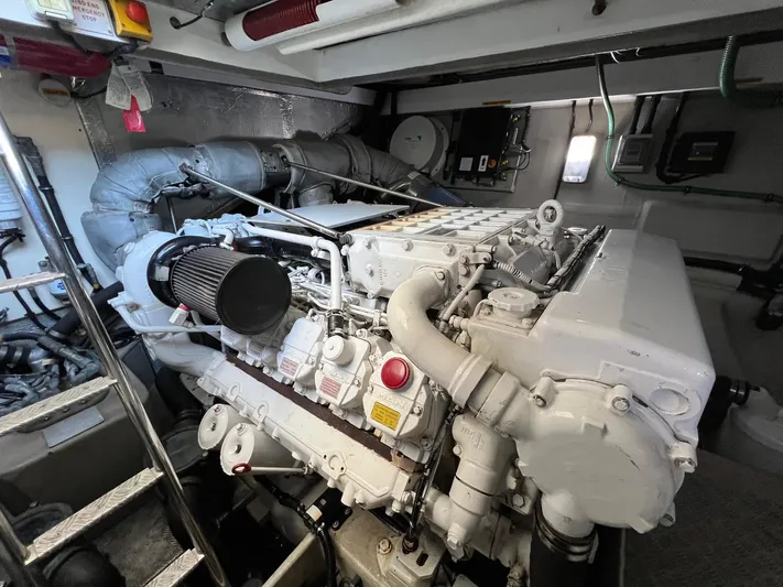  Yacht Photos Pics Engine Room (starboard)