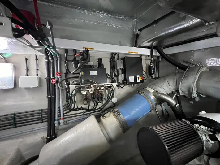  Yacht Photos Pics Engine Room (facing port)