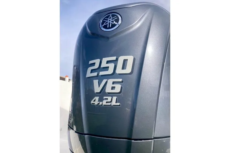  Yacht Photos Pics Yamaha 250 V6 4.2L engine on 2021 Ranger Tugs R-25 boat.