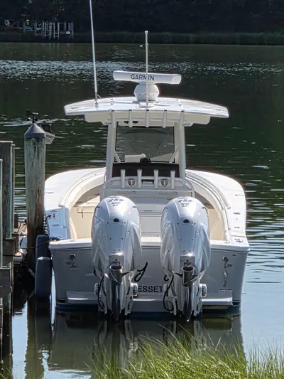 No Name Yacht Photos Pics 2021 Regulator 31 CC boat docked with twin engines, featuring Garmin equipment.