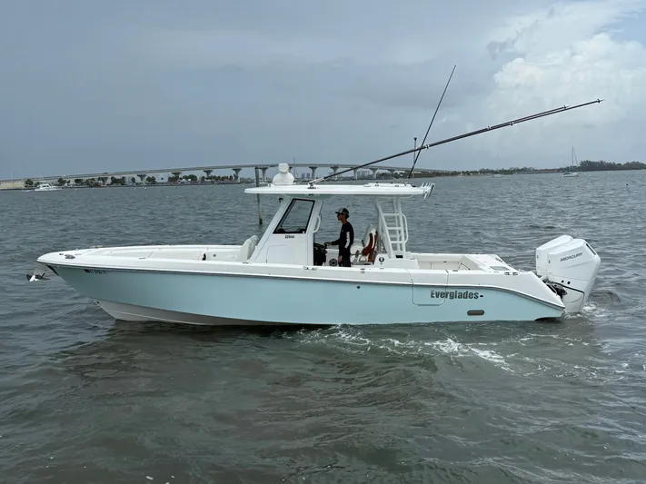  Yacht Photos Pics 2024 EVERGLADES 335 CC - Image 6