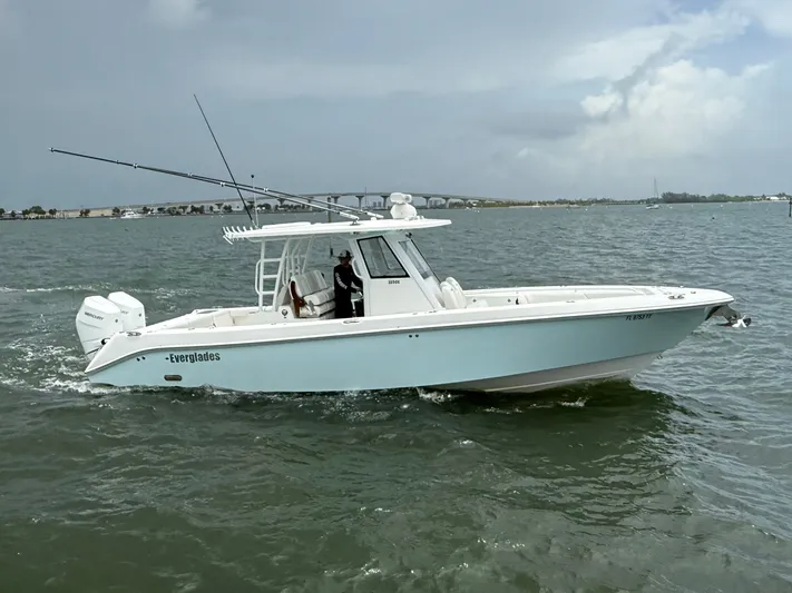  Yacht Photos Pics 2024 EVERGLADES 335 CC - Image 4
