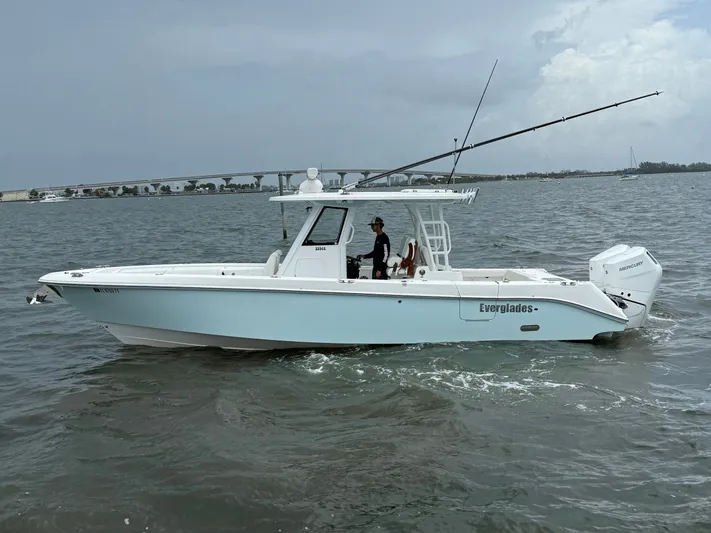  Yacht Photos Pics 2024 EVERGLADES 335 CC - Image 7