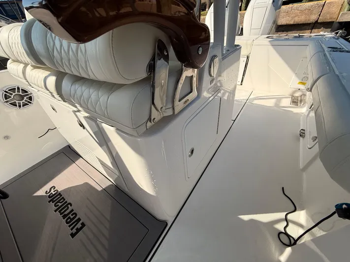  Yacht Photos Pics 2024 EVERGLADES 335 CC - Image 21