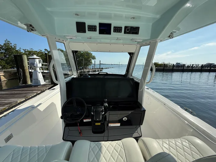  Yacht Photos Pics 2024 EVERGLADES 335 CC - Image 17