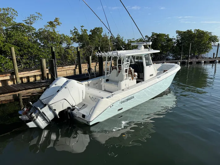  Yacht Photos Pics 2024 EVERGLADES 335 CC - Image 10