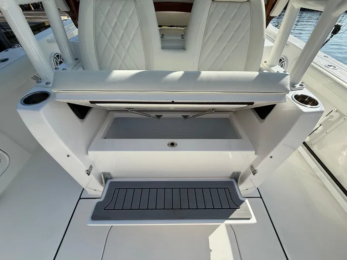  Yacht Photos Pics 2024 EVERGLADES 335 CC - Image 23