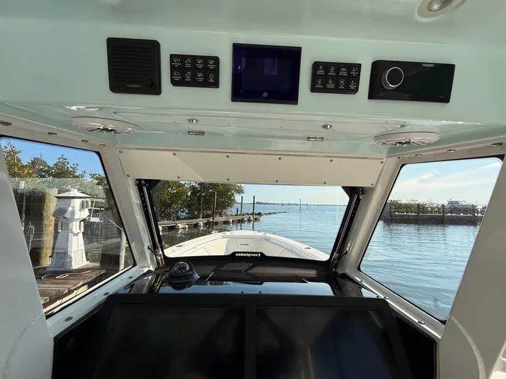  Yacht Photos Pics 2024 EVERGLADES 335 CC - Image 18