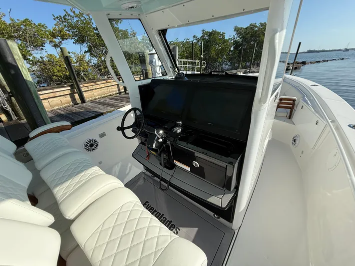  Yacht Photos Pics 2024 EVERGLADES 335 CC - Image 16