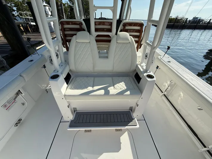  Yacht Photos Pics 2024 EVERGLADES 335 CC - Image 22