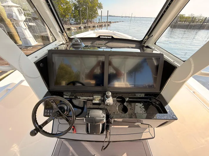  Yacht Photos Pics 2024 EVERGLADES 335 CC - Image 14