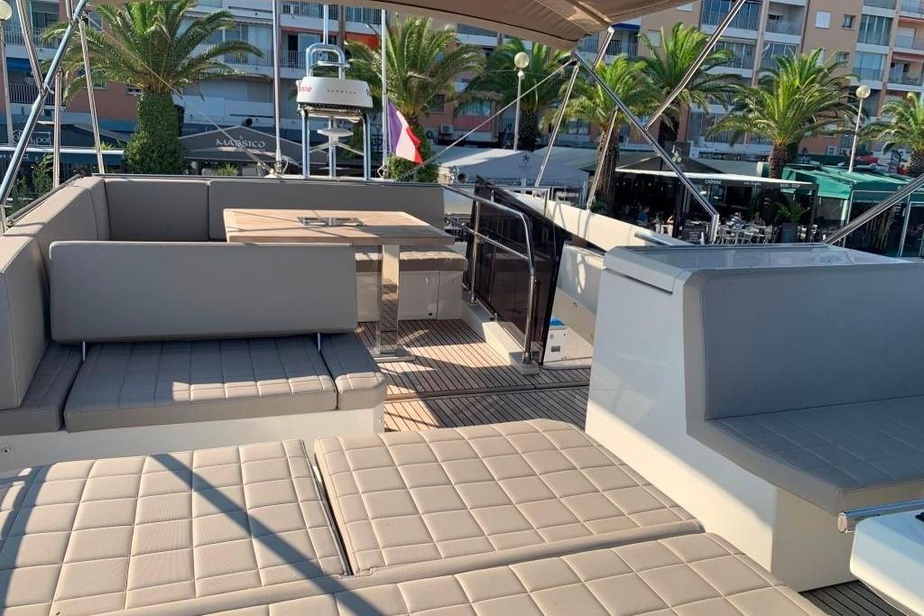 2018 Prestige 52 