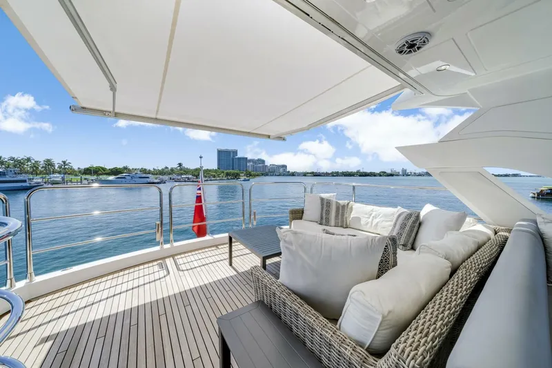  Yacht Photos Pics 2021 Sunseeker 76 Yacht - Image 47