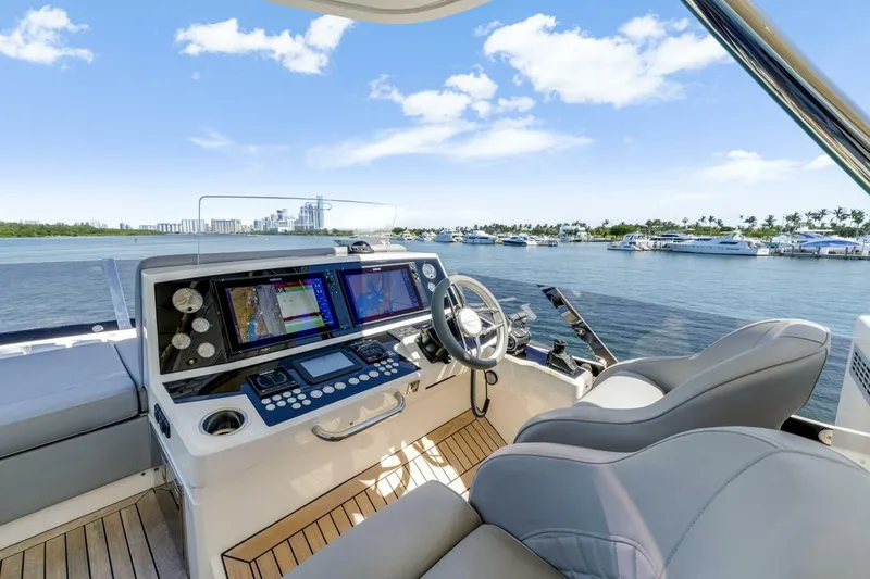  Yacht Photos Pics 2021 Sunseeker 76 Yacht - Image 39