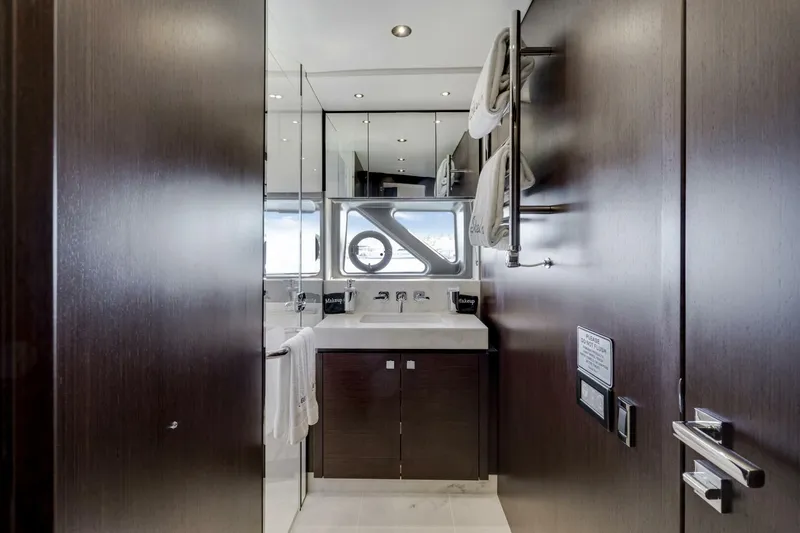  Yacht Photos Pics 2021 Sunseeker 76 Yacht - Image 90