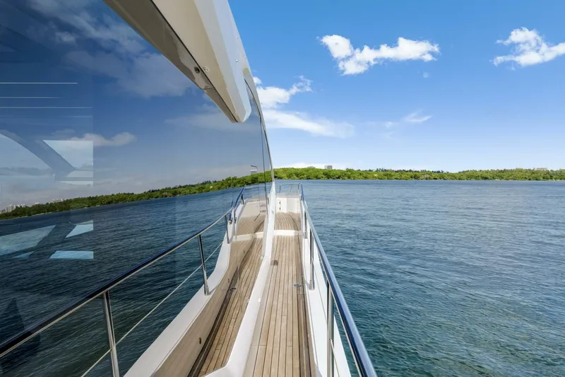  Yacht Photos Pics 2021 Sunseeker 76 Yacht - Image 23