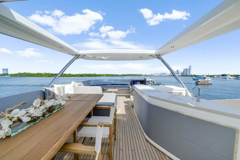  Yacht Photos Pics 2021 Sunseeker 76 Yacht - Image 32