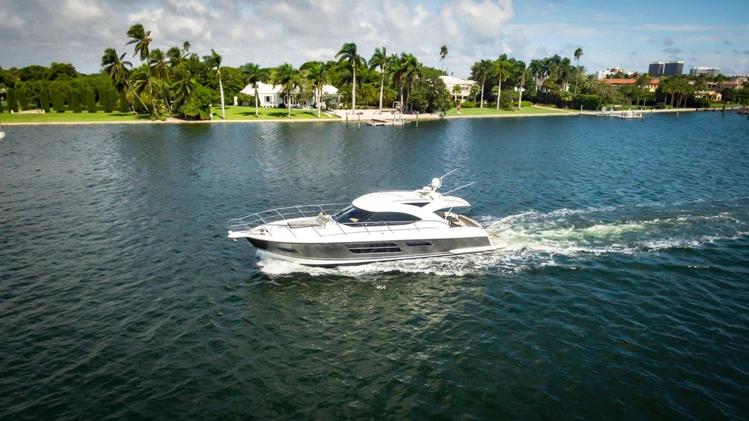 2014 Riviera 5000 Sport Yacht