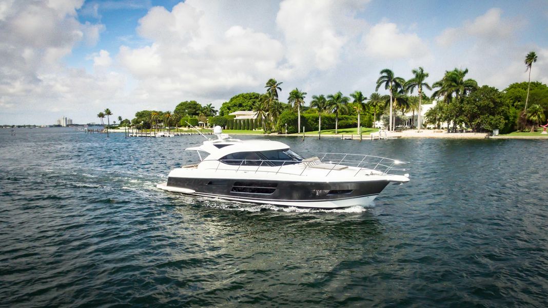 2014 Riviera 5000 Sport Yacht