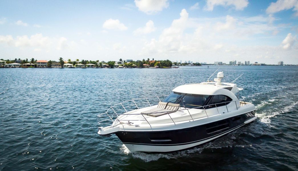 2014 Riviera 5000 Sport Yacht