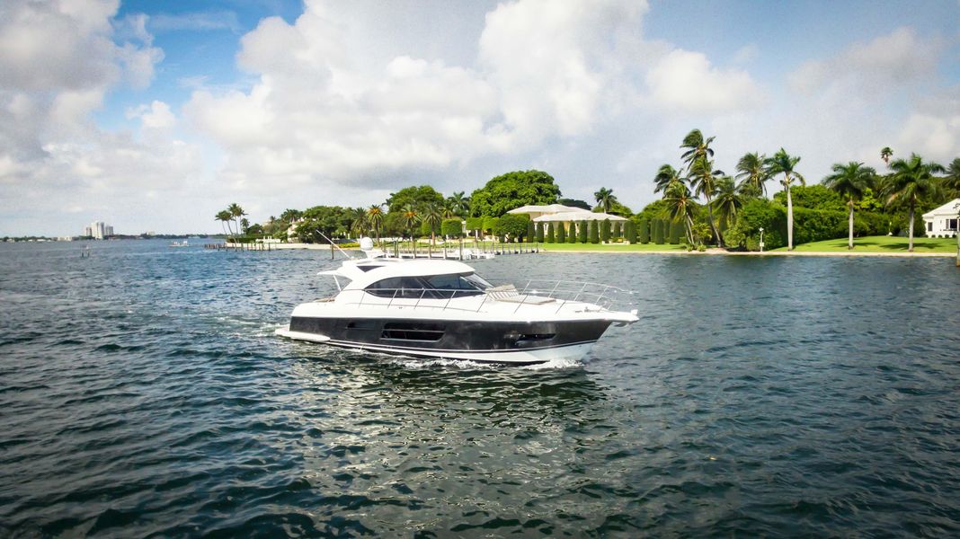 2014 Riviera 5000 Sport Yacht