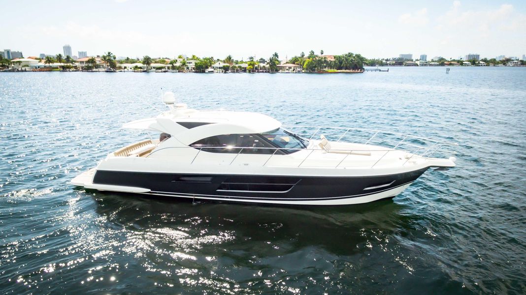 2014 Riviera 5000 Sport Yacht