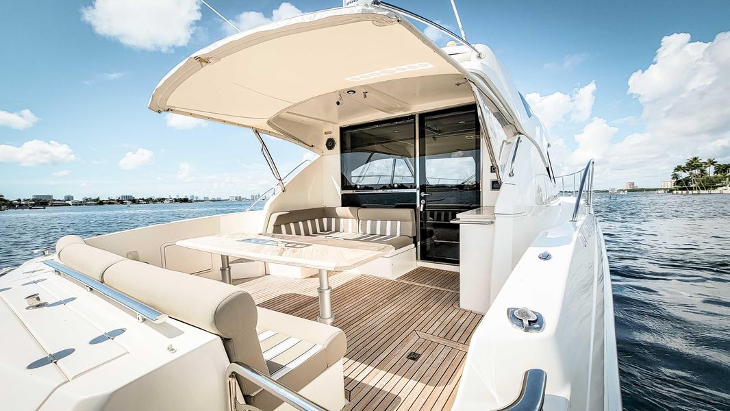 2014 Riviera 5000 Sport Yacht