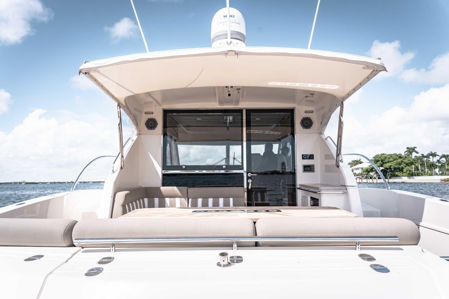 2014 Riviera 5000 Sport Yacht