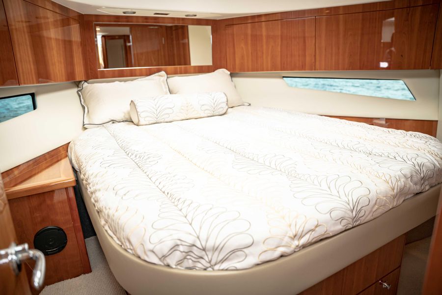 2014 Riviera 5000 Sport Yacht