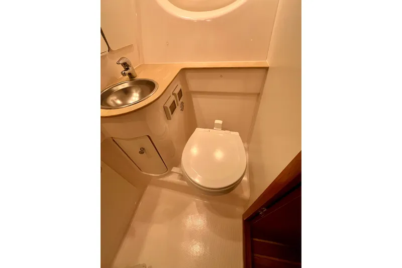 Blue Pearl Yacht Photos Pics 2005 Tiara Yachts 3200 Open bathroom with sink and toilet.