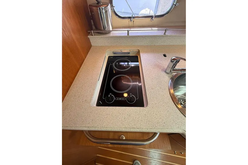 Ritz Karllton Too Yacht Photos Pics 2008 Tiara Yachts 3900 Sovran kitchen with electric stove and sink.