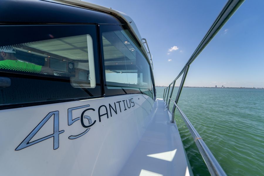2016 Cruisers Yachts 45 Cantius