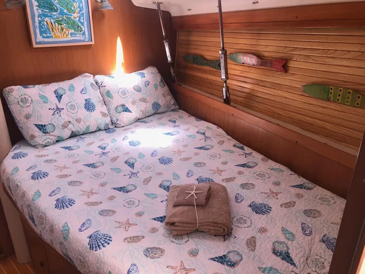 Snug Harbor Yacht Photos Pics Fwd pullman double berth