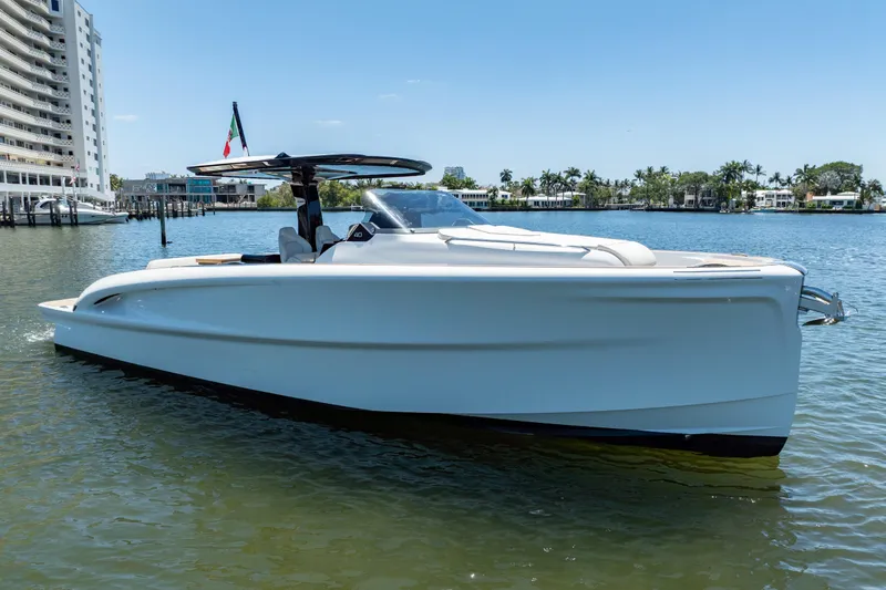  Yacht Photos Pics 2027 Solaris Power 40 Open yacht on calm water, modern design, sunny day.