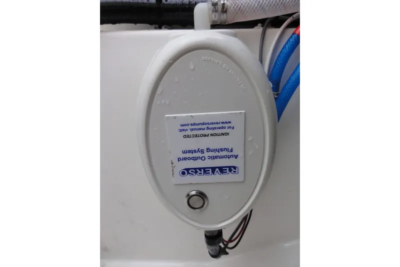  Yacht Photos Pics 2024 Pursuit S 328 Sport boat's automatic outboard flushing system by Reverso.