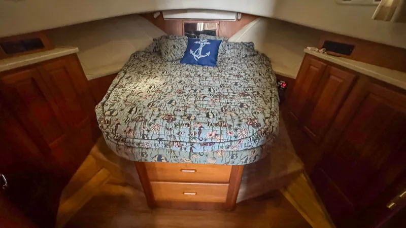 Nomo Yacht Photos Pics 1999 Mainship 350 Forward Primary Stateroom