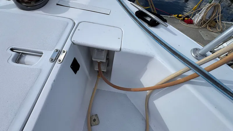 Nomo Yacht Photos Pics 1999 Mainship 350 Bow