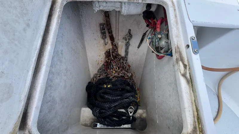 Nomo Yacht Photos Pics 1999 Mainship 350 Bow