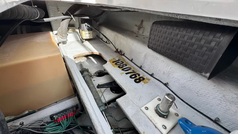 Nomo Yacht Photos Pics 1999 Mainship 350 Engine Room