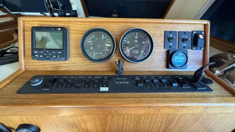 Nomo Yacht Photos Pics 1999 Mainship 350 Lower Helm