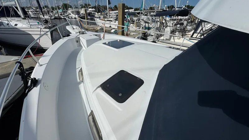 Nomo Yacht Photos Pics 1999 Mainship 350 Bow