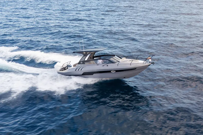  Yacht Photos Pics 2026 Hanover 305 yacht cruising on open sea, creating white water trails.