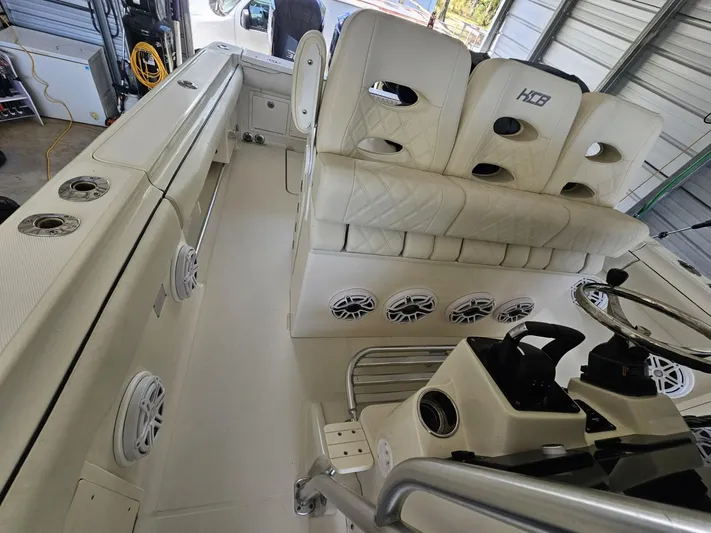  Yacht Photos Pics 2004 Hydra-Sports 33 Vector boat interior with white seating and multiple speakers.