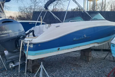 NauticStar 223DC Sport Deck