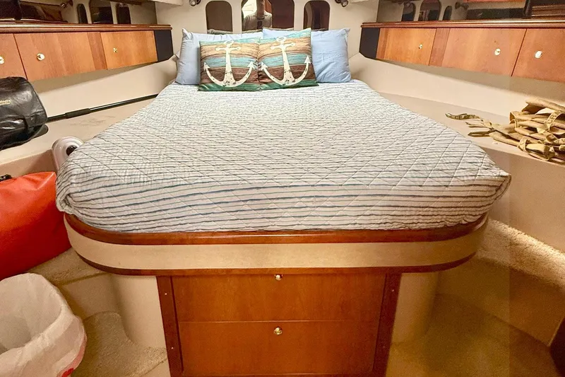 Creme Brulee Yacht Photos Pics Interior cabin of 2001 Cruisers Yachts 4270 Express with cozy bed and nautical decor.