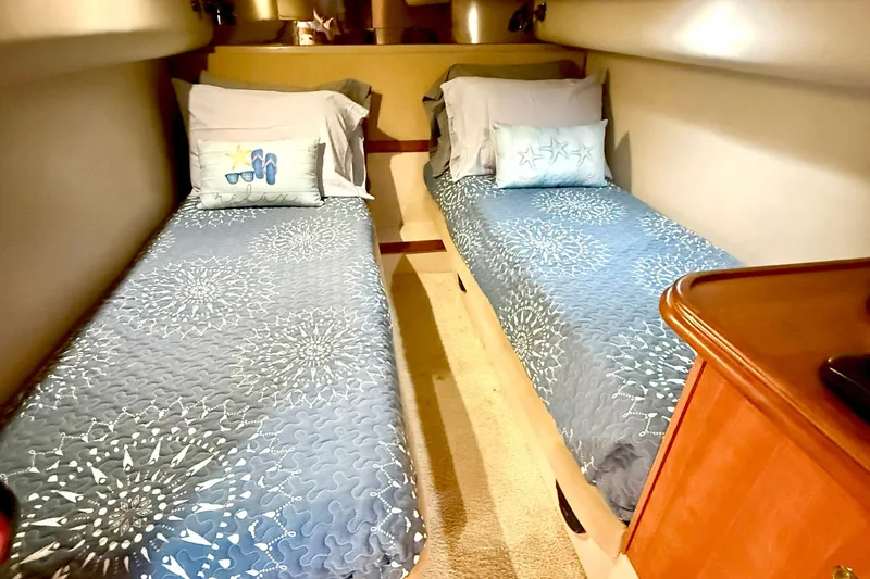 Creme Brulee Yacht Photos Pics Twin beds in 2001 Cruisers Yachts 4270 Express cabin with blue patterned bedding.