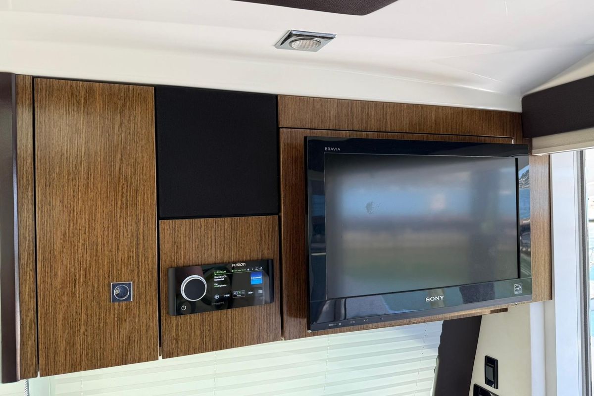 2012 Cruisers Yachts 42 