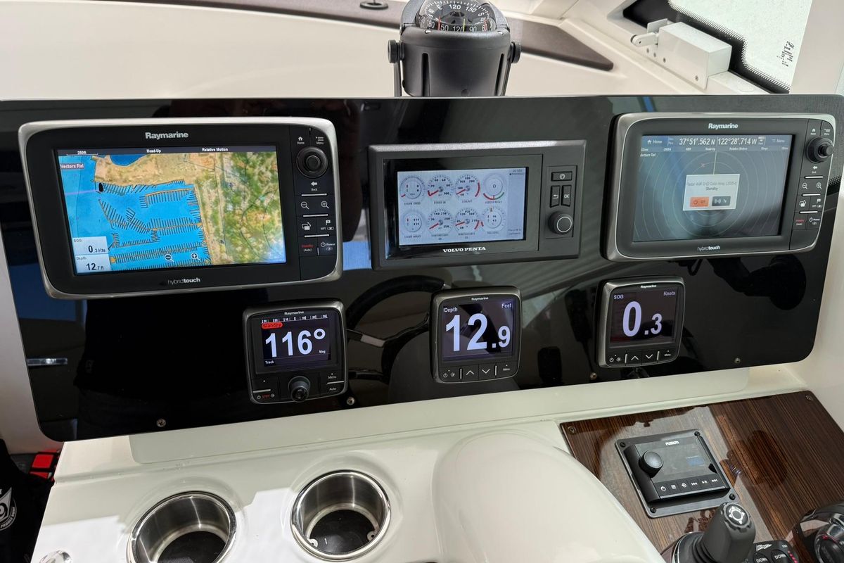 2012 Cruisers Yachts 42 