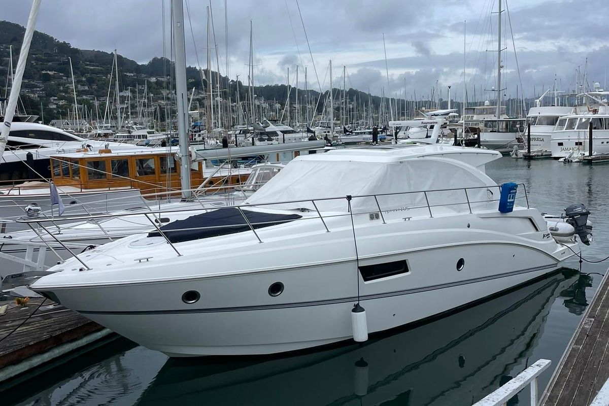 2012 Cruisers Yachts 42 
